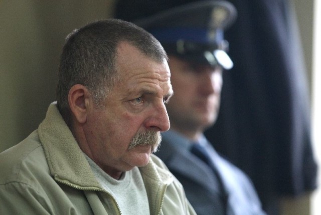 Sąd zezwolił na publikację wizerunku 54-letniego Adama Płusy skazanego na 15 lat wiezienia za brutalne zabójstwo żony.
