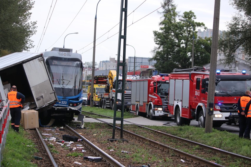 Kraków. Zderzenie samochodu dostawczego z tramwajem, ranny motorniczy [ZDJĘCIA]