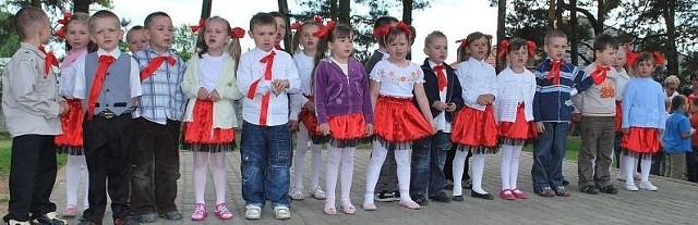 Dzieci z radością prezentowały się na scenie przy przedszkolu