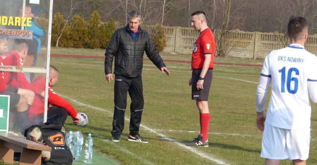 W zaległym meczu 1/8 finału Regionalnego Pucharu Polski Moravia Morawica przegrała z GKS Nowiny 0:2 (0:1). Bramki zdobyli Radosław Szmalec w 27 minucie i Jakub Olearczyk w 89.GKS: Mech - Cichoń, Bujak (65. Kuzincow), Niebudek, Ślefarski - Hińcza (90. Plech), Szmalec, P. Szymonek (46. Dziubek), Papka, Krzymieński, Sołtysiak (Olearczyk).Moravia: P. Kubicki - Miszczyk, Kundera, B. Młynarczyk, K. Mech - Woś, Pryimak, Zawadzki, K. W. Młynarczyk, K. Kubicki - Czekaj (65. Wójcik).- Gdybyśmy byli w pełnym składzie, Nowinom byłoby trudniej wygrać. Naszym priorytetem jest liga - powiedział Krzysztof Dziubel, trener Moravii.- Plan był taki, żeby wygrać i awansować do kolejnej rundy. I udało się go zrealizować - powiedział Mariusz Ludwinek, trener GKS.Zapraszamy do obejrzenia wideo i galerii zdjęć z tego meczu. Kulisy spotkania w obiektywie.Dorota Kułaga