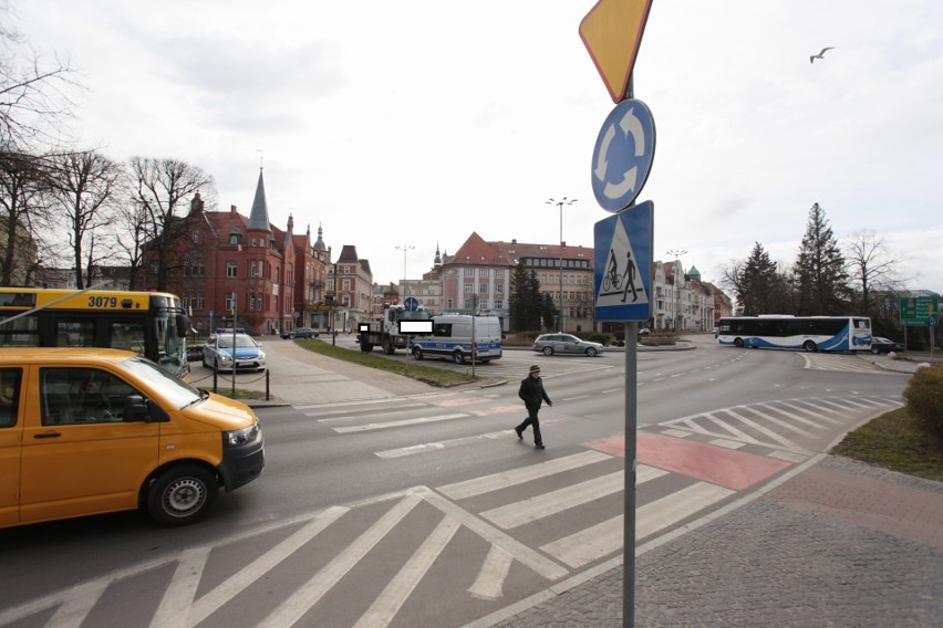 Potrącenie jadącego hulajnogą na przejeździe dla rowerów...