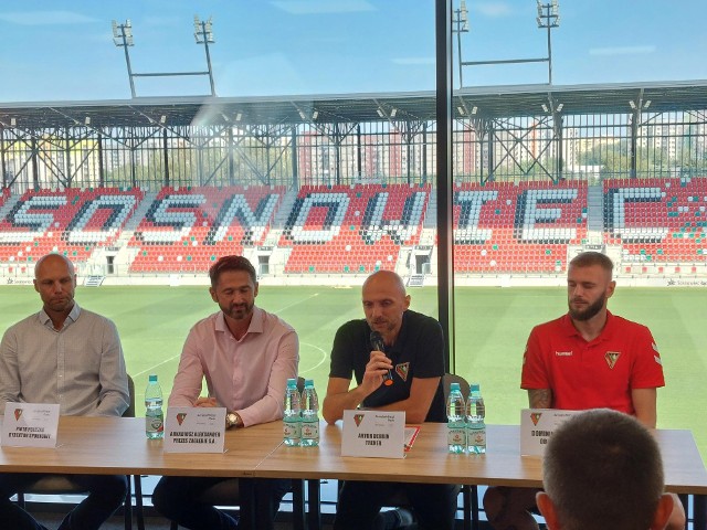 Trener Artur Derbin spotkał się z dziennikarzami w towarzystwie prezesa Arkadiusza Aleksandra, dyrektora sportowego Piotra Polczaka oraz piłkarza Dominika Jończego.