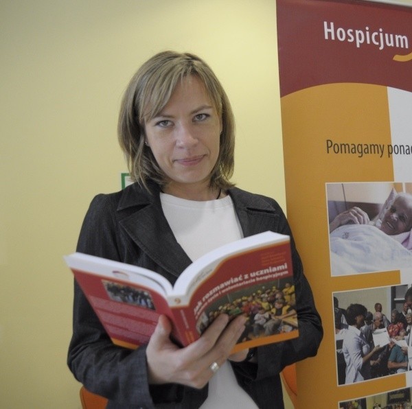 Anna Janowicz z fundacji poleca nauczycielom książkę &#8220;Jak rozmawiać z uczniami o końcu życia i wolontariacie hospicyjnym&#8221;.