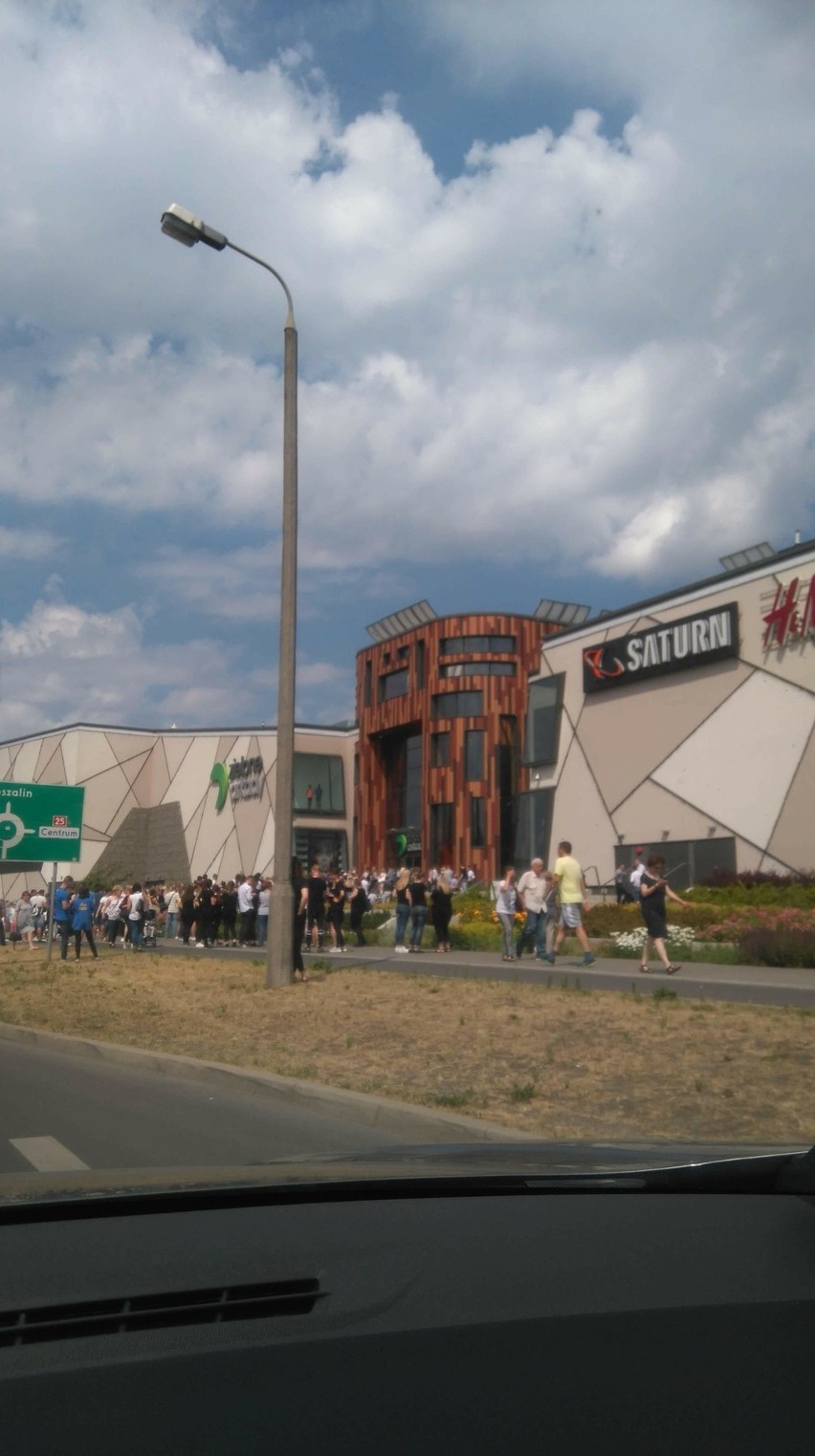 Klienci centrum handlowego Zielone Arkady przy ul. Wojska...