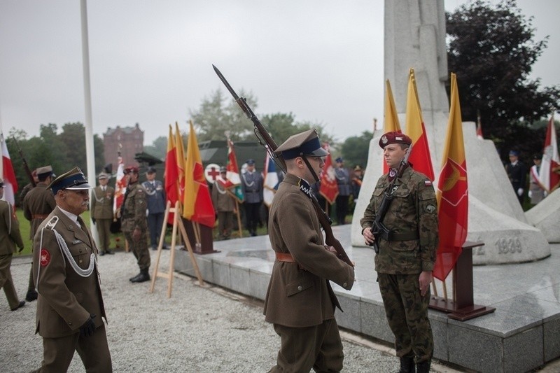 Zmiana warty pod pomnikiem Chwały Żołnierzy Armii Łódź.