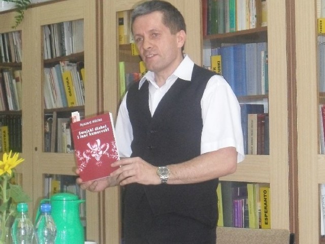 Ryszard Mścisz podczas spotkania w bibliotece w Stalowej Woli.