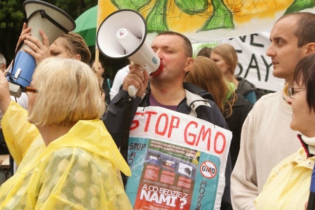 Protest pzreciwników upraw GMO przed Senatem. Dziś ma odbyć się głosowanie ustawy o nasiennictwie. Fot. IPCC