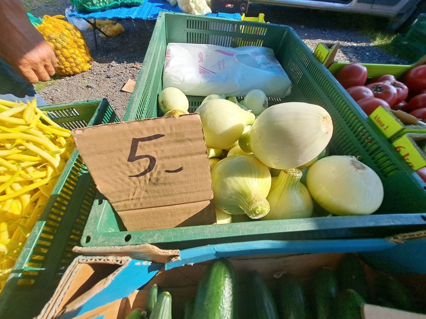 Świeże owoce i warzywa na giełdzie w Miedzianej Górze. Po ile czereśnie i truskawki? Zobacz zdjęcia i ceny
