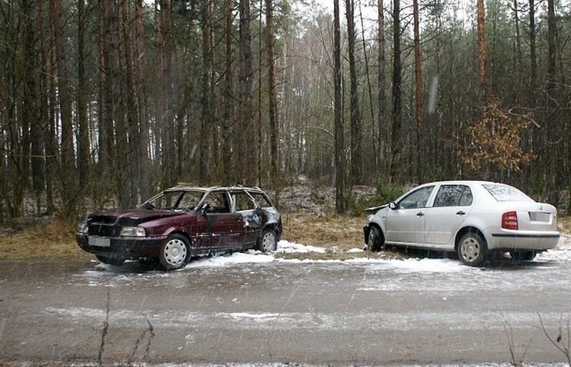 Zderzenie audi i skody. Dwie osoby w szpitalu