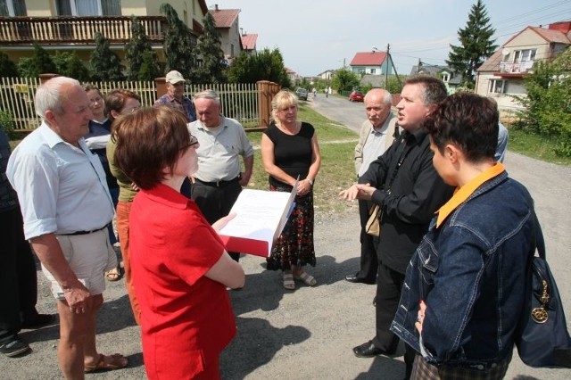 Jolanta Pawłowska z ulicy Berberysowej tłumaczy, że pięć rodzin nie może sfinansować budowy drogi, z której korzysta całe osiedle, a taką propozycję otrzymały od miasta.