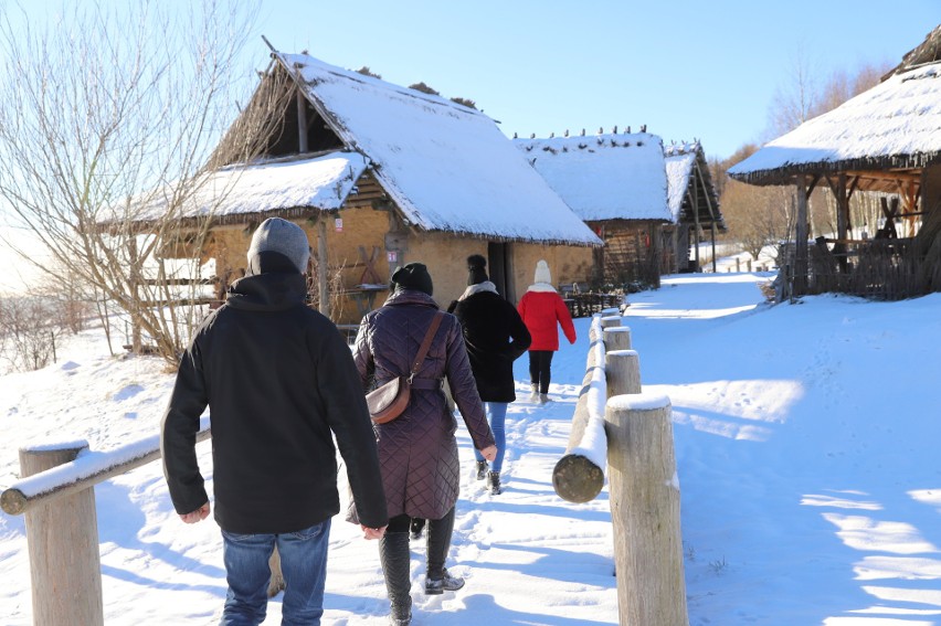 Średniowieczna osada w Hucie Szklanej w zimowej odsłonie....