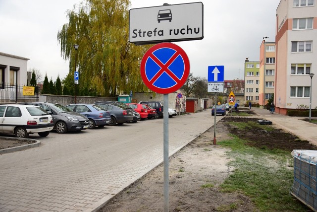 Łącznik między ulicą Marii Curie-Skłodowskiej a Chociszewskiego w Inowrocławiu jest już drogą jednokierunkową. Nie wszyscy kierowcy o tym wiedzą. Posypały się już pierwsze wezwania na komendę policji. Administratorem tej drogi jest Kujawska Spółdzielnia Mieszkaniowa. Do niedawna ruch na ulicy był dwukierunkowy. Kierowcy parkowali swoje samochody wzdłuż jezdni. - Ruch był tu utrudniony. Dochodziło do kolizji. Teraz sytuacja została uporządkowana - informują nas w Kujawskiej Spółdzielni Mieszkaniowej. Wprowadzono tu ruch jednokierunkowy. W łącznik wjeżdżać można teraz tylko od strony ulicy Chociszewskiego. Pojawiły się też znaki zakazu zatrzymywania po obu stronach drogi. Niektórzy kierowcy dowiedzieli się o tym dopiero, gdy za wycieraczkami swoich aut znaleźli wezwania na policję. - Parkowałem swój samochód zgodnie z obowiązującymi przepisami. W międzyczasie zasady się zmieniły. Wezwanie na policję było więc dla mnie wielkim zaskoczeniem - żali się nasz Czytelnik. Zaskoczonych było dużo więcej. Wszyscy otrzymali wezwanie na policję. Sebastian Górski, naczelnik wydziału ruchu drogowego inowrocławskiej policji, zdradził nam, iż funkcjonariusze pojawili się na miejscu po zgłoszeniu od mieszkańca. Samochody parkowały niezgodnie z obowiązującym oznakowaniem. Stąd wezwania pozostawione przez policjantów. Tłumaczy, że dziś do godziny 13 jeszcze żaden kierowca się na komendę nie zgłosił. Trudno mu też na ten moment wyrokować czy kierowcy zostaną ukarani mandatami, czy też skończy się tylko na pouczeniach. Tymczasem nasz Czytelnik żali się, iż nowa organizacja ruchu utrudni życie mieszkańców. Ograniczy bowiem jeszcze bardziej liczbę miejsc postojowych. - Ludzie naprawdę nie wiedzą, gdzie parkować - skarży się mieszkaniec. W KSM zdają sobie z tego sprawę. Tłumaczą, że liczba samochodów z każdym rokiem wzrasta, a miejsc na nowe parkingi po prostu nie ma. Mieszkańcy, z którymi rozmawialiśmy, z tą opinią się nie zgadzają. - Wzdłuż drogi jest bardzo szeroki teren zielony. Gdyby skrócono go o szerokość samochodu osobowego, pojawiłyby się miejsca nawet na kilkanaście aut - przekonują. Do tematu wrócimy. 