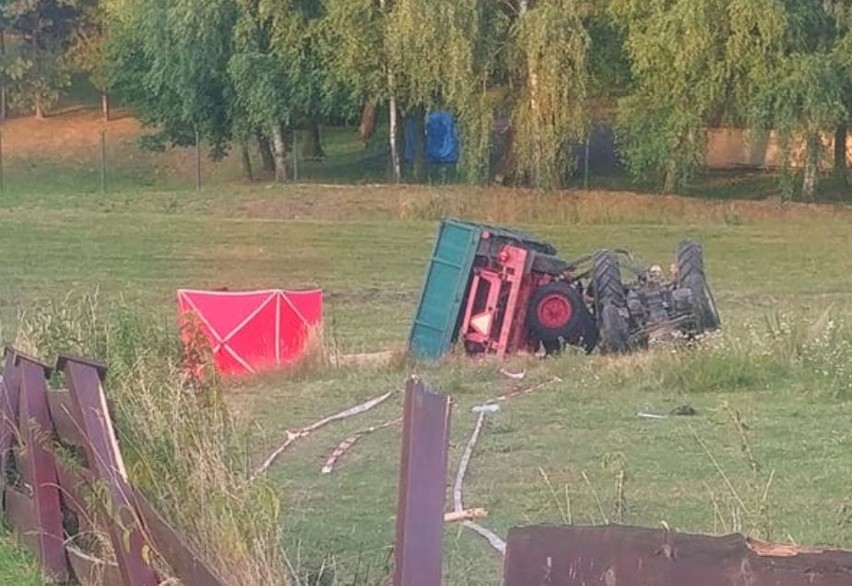 Ciągnik przewrócił się i przygniótł dziadka z wnukiem