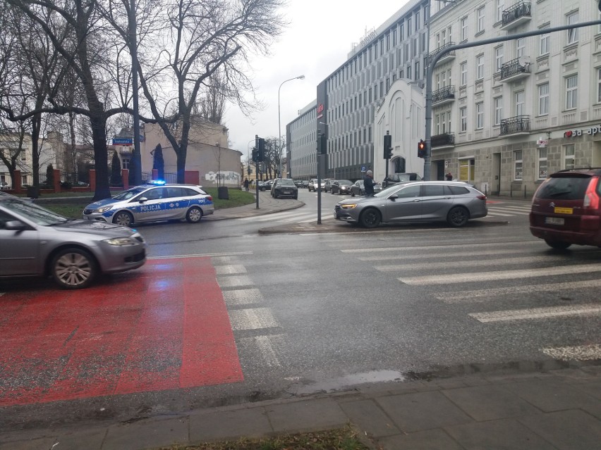 Dwie kolizje przy ul. Wólczańskiej. Poszkodowany trafił do szpitala im. WAM 