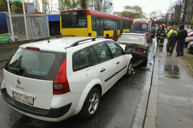 Wypadek na ulicy Robotniczej. Zderzenie trzech aut. Jedna osoba w szpitalu (ZDJĘCIA)