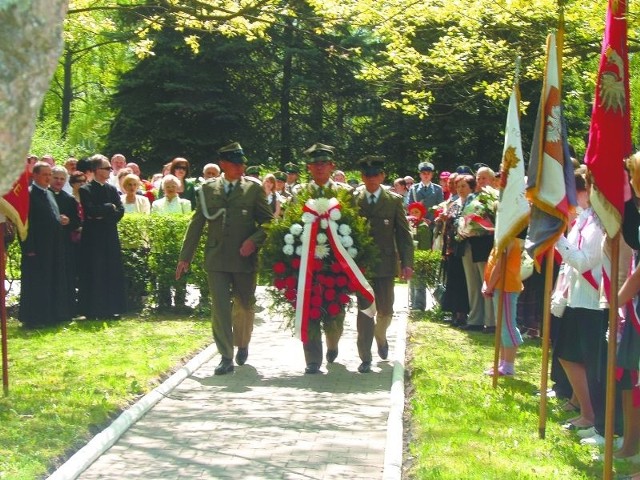 Przy pomniku upamiętniającym uchwalenie Majowej Konstytucji słowo do mieszkańców wygłosił burmistrz, Anatol Ochryciuk, który w skrócie przypomniał, jak ważnym wydarzeniem w naszej historii było uchwalenie tego aktu 218 lat temu.