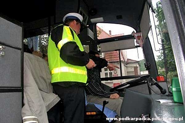 Po raz kolejny kontrola policji uniemożliwiła wyjazd niesprawnego autobusu na wycieczkę.