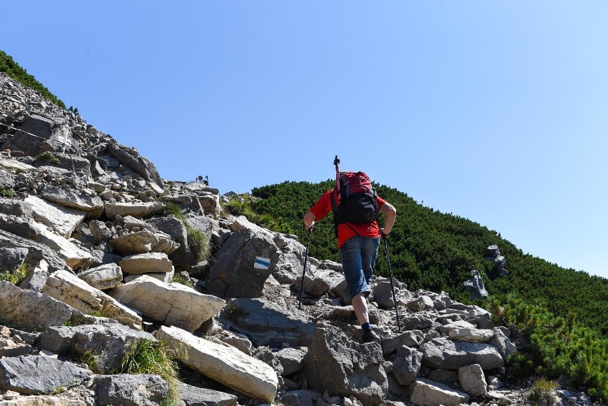 Weekend w górach. Tłumy turystów idą na Giewont [ZDJĘCIA]