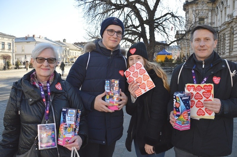 WOŚP 2020 Nowy Sącz. Mieszkańcy mają wielkie serca. Chętnie wrzucają datki do puszek [ZDJĘCIA]