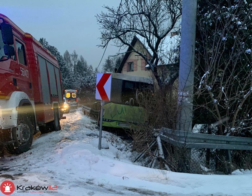 Autobus wypadł z drogi na trasie w rejonie Wieliczki [ZDJĘCIA]