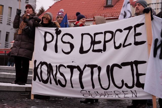 Manifestacja KOD w Białymstoku. Protest w obronie dziennikarzy i wolności zgromadzeń