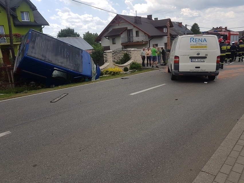 Kosmolów. Zderzyły się trzy auta. Dwie osoby trafiły do szpitala