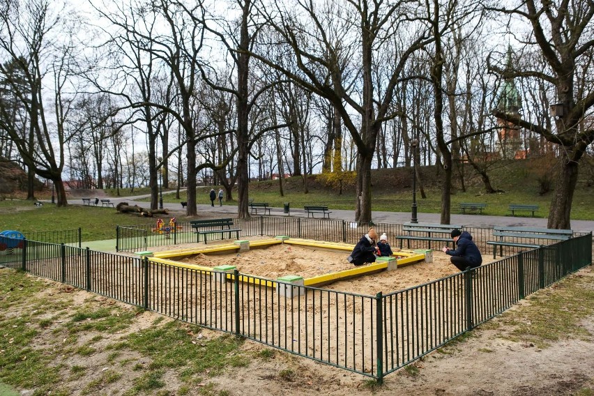 Koronawirus w Krakowie. Miasto zamyka place zabaw, ale tylko te grodzone