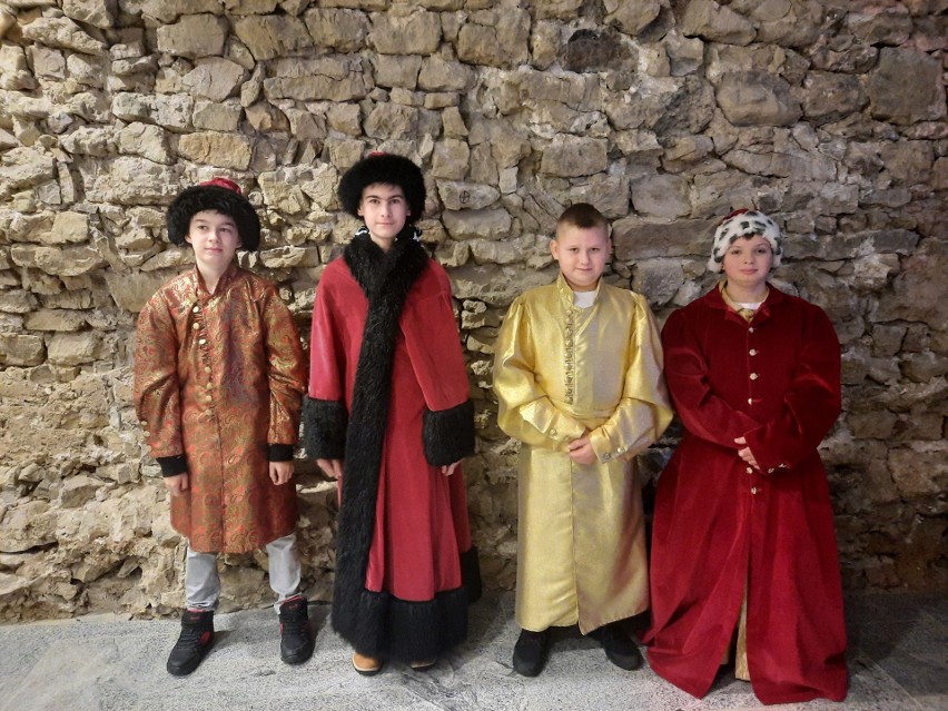 Żywa lekcja historii na zamku Krzyżtopór w Ujeździe. Dzieci stały się szlachcicami (ZDJĘCIA)