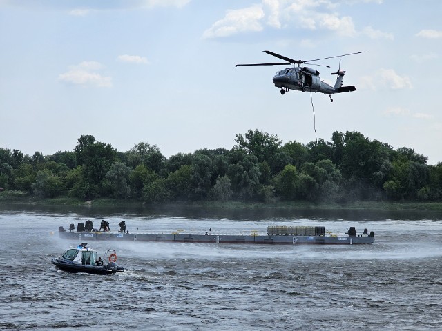 W ćwiczeniach "Wisła 2023" wzięli udział między innymi policyjni antyterroryści, którzy na barkę dotarli helikopterem