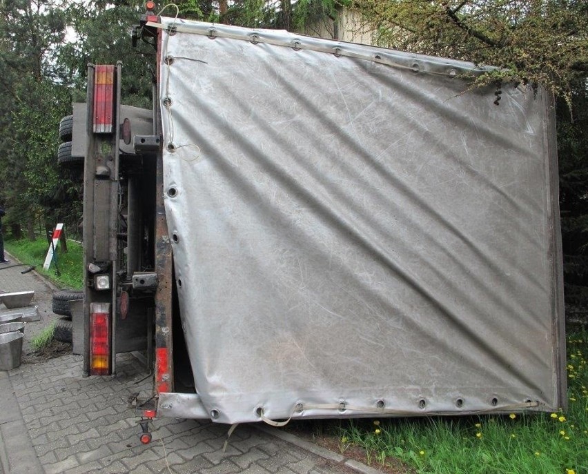 Brzeszcze. Ciężarówka wypadła z drogi i leżała na poboczu. Jej podniesienie trwało wiele godzin