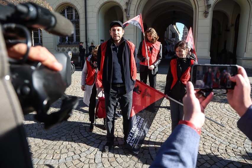 Pracownicy DPS-ów zarabiają ok. 3 tysiące złotych na rękę....