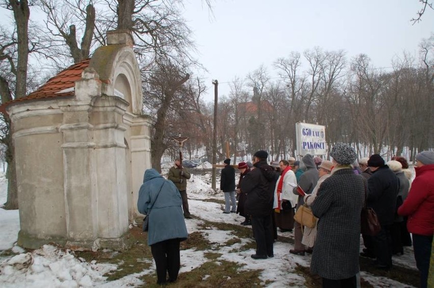 Pakość. Niosą krzyż wśród kalwaryjskich kapliczek