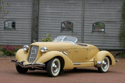 Fot. Newspress: Właściciel Auburna 851SC Boat-Tail Speedster z 1935 r. sprzedał swoje auto na aukcji za 193 500 funtów (ok. 1 mln 110 tys. zł). cena wywoławcza wynosiła &#8222;jedyne&#8221; 100 tys. funtów (ok. 574 tys. zł).