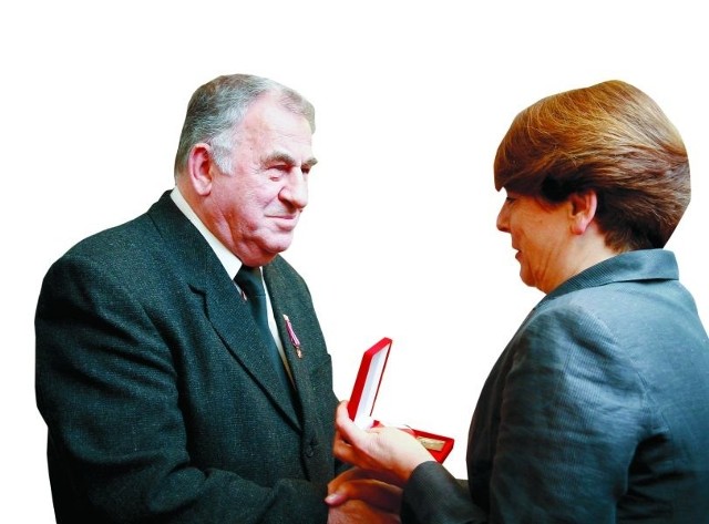 Jerzy Zacharczuk medal "Świadek Historii&#8221; przyjął z rąk Agnieszki Rudzińskiej, zastępcy prezesa Instytutu Pamięci Narodowej.