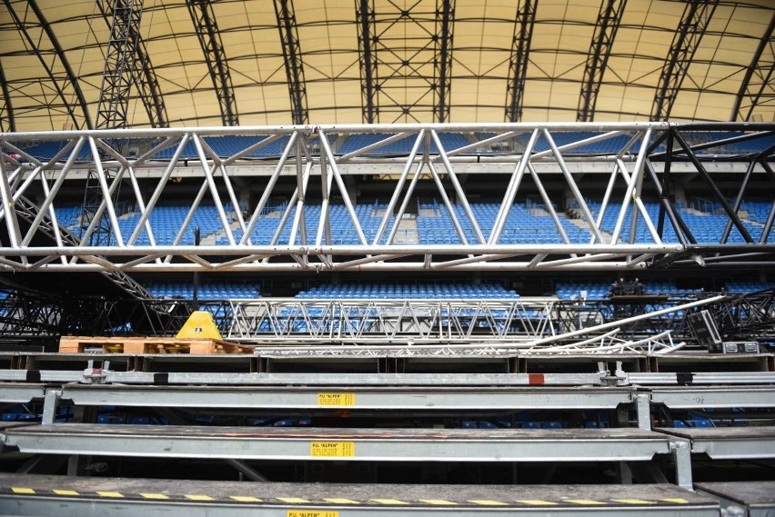 Na stadionie przy Bułgarskiej trwa budowa ołtarza. Zajmie on...