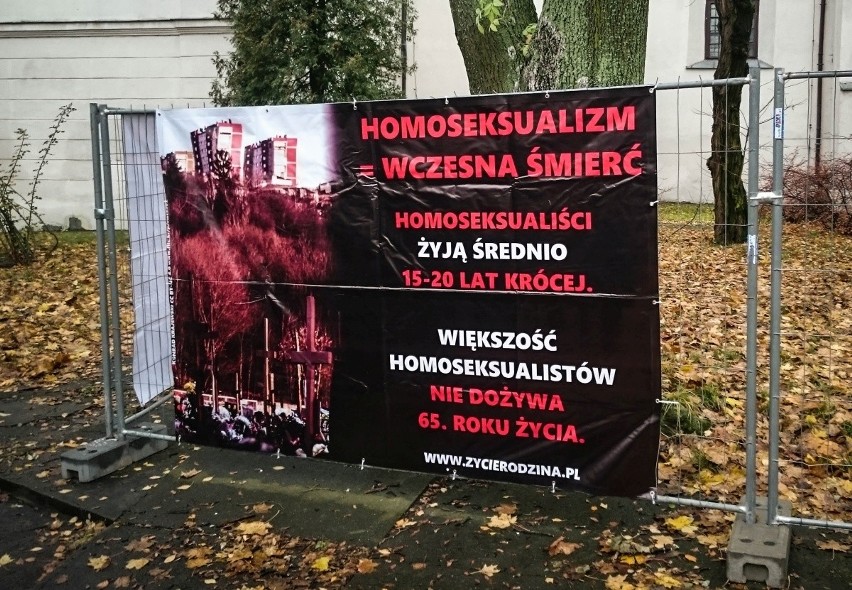 Homofobiczna wystawa stanęła przy kościele pw. Nawrócenia...