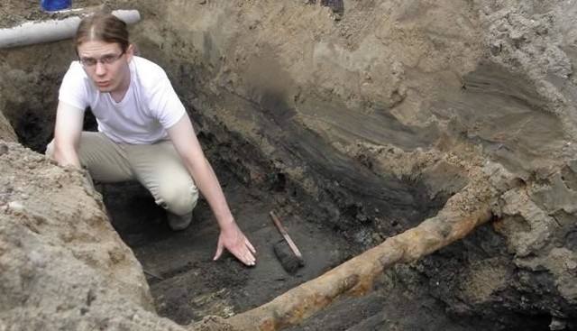 Cezary Fajfer na zlecenie grudziądzkiego muzeum bada wykopaliska na Rynku