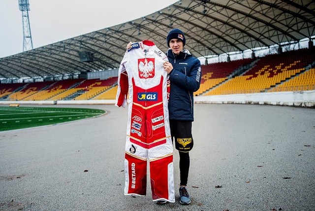 Maciej Janowski przekazał na aukcję swój kevlar. W ubiegłym roku wywalczył w nim Drużynowy Puchar Świata.