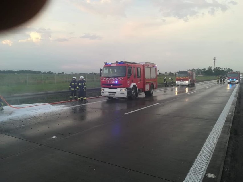 Pożar busa na autostradzie A4. Były utrudnienia [FOTO]