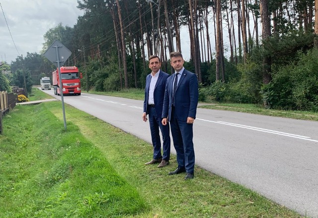 Przy drodze wojewódzkiej w Kluczewsku powstanie chodnik. Na zdjęciu wójt Rafał Pałka i poseł Bartłomiej Dorywalski.