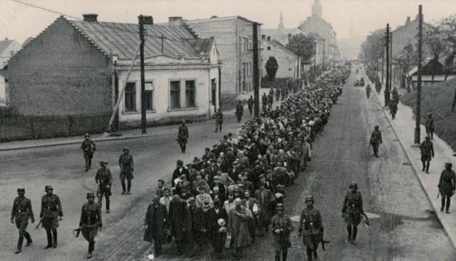 14 czerwca 1940 roku Niemcy skierowali z więzienia w Tarnowie do obozu Auschwitz grupę 728 Polaków. Datę tę przyjmuje się za rozpoczęcie funkcjonowania tego niemieckiego obozu