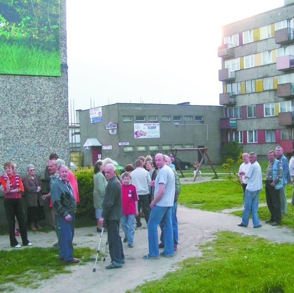 Mieszkańcy "bloków kolejowych&#8220; przy u. Batorego w Hajnówce podczas spotkania w miniony piątek