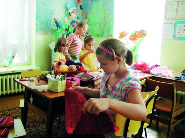 &#8211; Dzieci jest sporo &#8211; przyznaje Katarzyna Zyskowska, praktykantka z fundacji. &#8211; Tu mogą się pobawić i w spokoju odrobić lekcje.