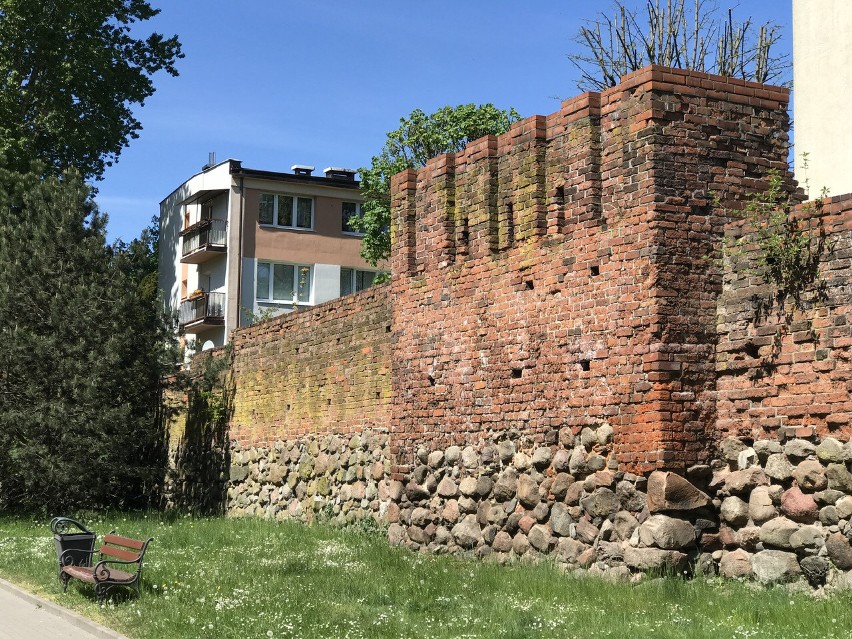 Średniowieczny zabytkowy mur obronny w Słupsku do rozebrania i... zbudowania na nowo, o ile będą pieniądze