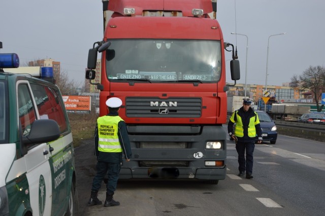 Policjanci i inspektorzy transportu drogowego kontrolowali w czwartek ciężarówki i autobusy w ramach wspólnej akcji.