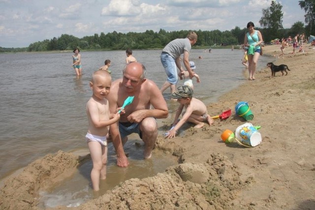 Bogusław Bawarski bawił się nad wodą z wnuczkiem, reszta rodziny odpoczywała w cieniu.