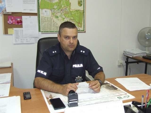 Komendant Tomasz Sura chce, aby policjanci w Białych Błotach byli blisko ludzi