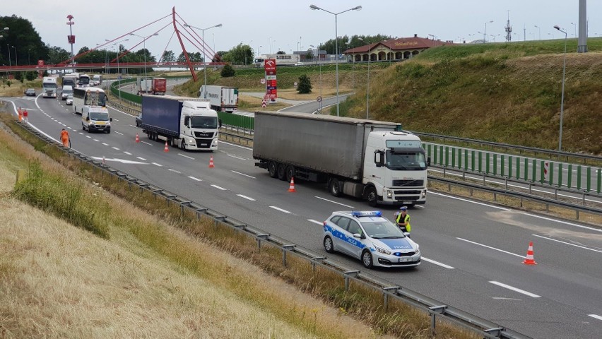 Opel zderzył się z ciężarówką na autostradzie A4 w rejonie Góry św. Anny 