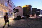 Nocny transport na Stary Rynek. Ogromny ładunek dotarł do centrum Poznania. Zobacz zdjęcia i wideo