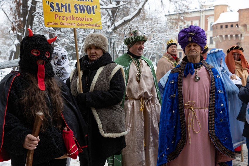 Kraków. Barwny i rozśpiewany korowód kolędniczy przeszedł przez miasto